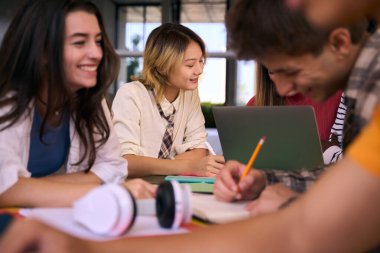 Z Nesli dil öğrencileri çalışma odasında ortak ödev yapmak için bir araya geliyorlar. Müfredattan geçen liseli gençler üniversite masasında otururken gülümseyen notlar alıyorlar.