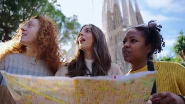 Barcelona 'da Sagrada Familia' nın önünde el ele gezen tek genç bayan arkadaş. Avrupa 'nın güzel melez kızı tatilin tadını çıkarıyor ve gülümsüyor. Komik turizm insanları gülümser.