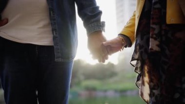 Dışarıda el ele tutuşan tanınmayan olgun bir çiftin portresi. İsimsiz yaşlı turist yetişkin, emekliler tatillerinin tadını çıkarıyor. İlişki ve seyahat kavramı. 