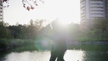 Neşeli yetişkin evliliği Lake Park şehrinin ortasında el ele dans ederek kutlanır. Komik, mutlu, yaşlı, beyaz bir çift tatilin tadını çıkarıyor. Emekliler hayattan zevk alıyor.