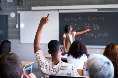 Genç nesil z öğrencileri lisede derse katılıyor. Genç siyahi öğrenci, ders sırasında kıdemli bayan öğretmene soru sorarak büyüdü. Eğitim kavramı