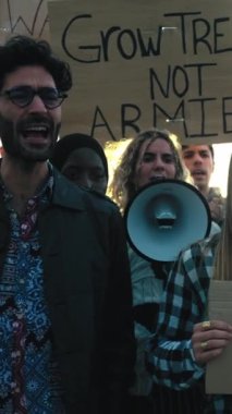 Dikey. Çeşitli yetişkin insanlar dünyada savaş ve şiddeti protesto ediyor. Barış ve insan hakları gösterilerinde savaş karşıtı pankartlar taşıyan grup eylemcileri sloganlar atıyorlar