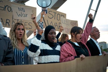 Dünyadaki savaş ve şiddete karşı gösteri yapan çok ırklı genç bir grup. Halk, barış ve savaş karşıtı mesajlar içeren yazılı pankartlarla bir araya geldi.
