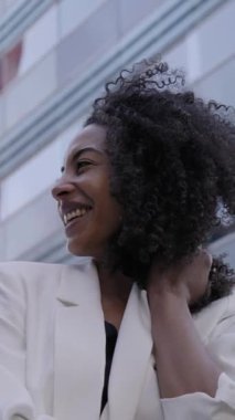 Dikey. Çok ırklı, mutlu, gülümseyen, kendine güvenen profesyoneller. Genç ve olgun meslektaşlar birlikte gülüyorlar. Neşeli bir ifade. Girişimci bir şirket dışında çalışan bir grup ofis çalışanı.