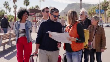 Çeşitli turist grupları bavullarını toplayıp güneşli sonbahar tatillerinin tadını çıkarıyorlar. Yetişkin arkadaşlar tatil gezisi için şehir merkezini geziyorlar.