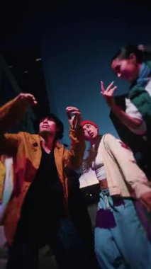 Dikey. Sokak hip hop dansçılarının arasında dans eden genç dansçılar geceleri serbest stil hareketleri yapıyorlar. Urban style friends rap müzik