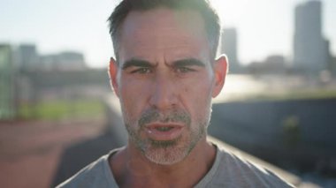 Yetişkin bir adam, fitness için koşuyor ve nefes alıyor. Sağlık ve şehir dışında yapılan kardiyo çalışmasından sonra dinleniyor. Yorgun beyaz erkek, nefes darlığı ve maraton motivasyonu için spor sağlık eğitimi vizyonu