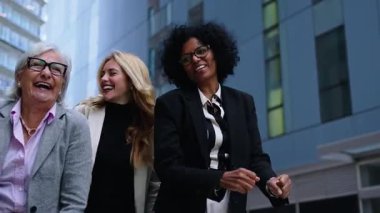 Ofis binasının dışındaki çeşitli iş kadınlarından oluşan canlı bir grup işteki başarıyı kutlayan neşeli dansların tadını çıkarıyor. Profesyonel bayan girişimcilerden oluşan heyecanlı bir takım açık havada eğleniyor.