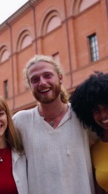 Genç, çok ırklı ve güzel arkadaşların dikey selfie 'si dışarıda birlikte eğleniyorlar. Mutlu kameraya bakan heyecanlı insanlar güneşli bir günde şehri gezmekten zevk alıyorlar. Z nesli ve tatiller