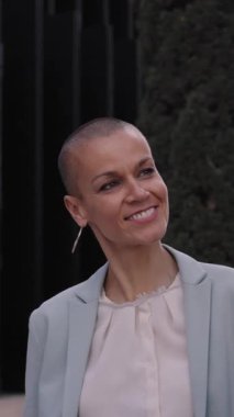 Dikey. Açık havada iş arkadaşlarıyla rahatça sohbet eden zarif, orta yaşlı, tıraşlı girişimci bir kadına odaklan. Muhtelif mesleki görüşmeler ofis çalışmalarına ara verdi. 