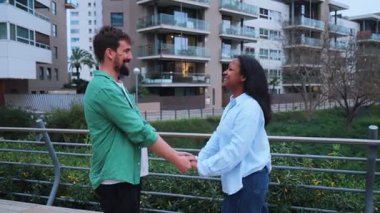 Sevgi dolu bir çift el ele tutuşur. Birbirlerine nazikçe bakıp gülümserler. Sıcak bir kucaklaşmayla birbirlerine yakınlaşırlar..