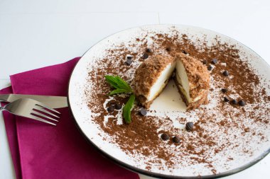 Lezzetli köfteli pasta, muz kremalı ev yapımı pasta, üst manzara..