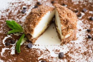 Lezzetli köfte, muz kremalı ev yapımı kek, yakın plan..