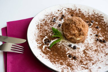 Lezzetli köfteli pasta, muz kremalı ev yapımı pasta, üst manzara..