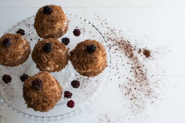 Lezzetli köfteli pasta, muz kremalı ev yapımı pasta, üst manzara..