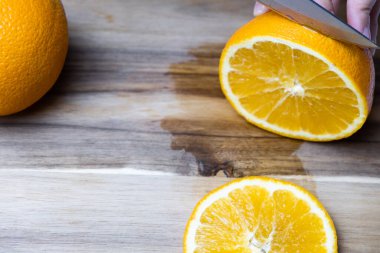 Tahtada dilimlenmiş portakal, C vitamini ile sağlıklı beslenme, yakın plan..