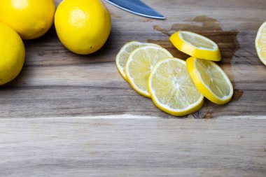 Tahtada dilimlenmiş limon, vitaminli sağlıklı beslenme, C vitamini, yakın plan..