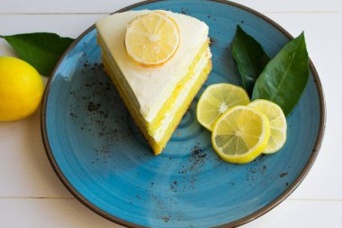 Tabakta bir dilim limonlu pasta, dilimlenmiş limonlu pasta, üst manzara..