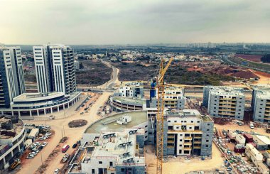 İsrail 2022 'de evler inşa ediliyor. Yüksek katlı bir binanın manzarası. seçici odak