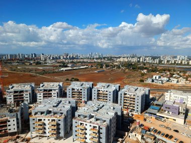 İsrail 2022 'de inşaat. Çerçevenin altındaki bulanık görüntü. seçici odak