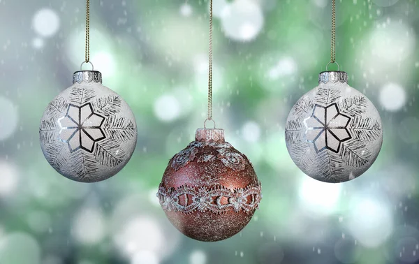 Tři Vánoční Skleněné Koule Uprostřed Zelenobílém Rozostřeném Zasněženém Pozadí Selektivní Stock Fotografie