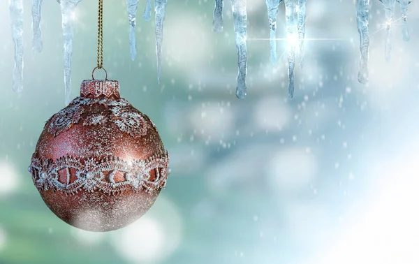 Χριστουγεννιάτικη Γυάλινη Μπάλα Μπλε Σμαραγδένιο Αποπροσανατολισμένο Χιονισμένο Φόντο Επιλεκτική Εστίαση — Φωτογραφία Αρχείου
