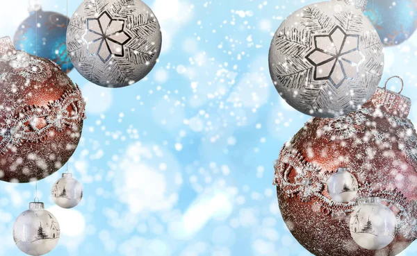 Vánoční Skleněné Dekorace Tyrkysovém Rozostřeném Sněhovém Pozadí Deset Míčků Selektivní — Stock fotografie