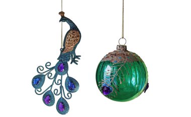 Noel süslemeleri cam top ve tavus kuşu beyaz izole bir arkaplanda. Seçici, yumuşak odak