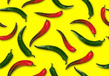Sarı arka planda kırmızı biberin yaratıcı, pürüzsüz deseni.