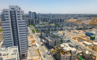 İsrail 2023 'te evler inşa ediliyor. Yüksek katlı bir binanın manzarası. seçici odak