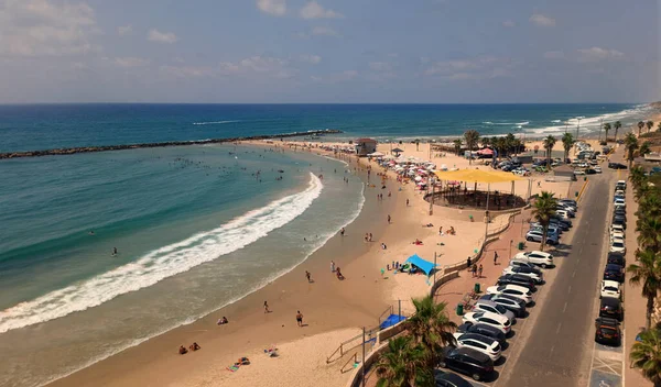 人々と遊歩道のヴィンテージ写真とビーチの近くの道路 イスラエル ネタニヤ2023年 2023 0000 — ストック写真