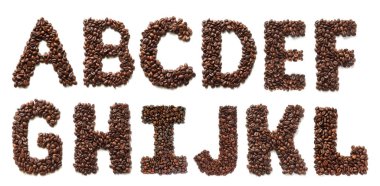 Kahve çekirdeklerinden yapılan yenilebilir alfabe. İzole edilmiş beyaz arkaplanda A 'dan L' ye harfleri