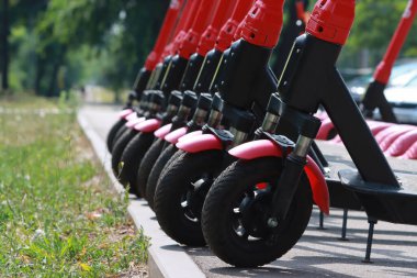 Ön tekerlekler ve elektrikli scooterların parçaları kaldırım boyunca kamu kullanımı için. Yeşil enerji işi