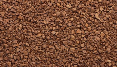 Kahverengi granüller şeklinde hazır kahvenin arka planı.