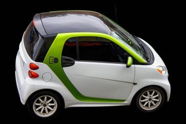 Yeşil enerjili akıllı araba. Siyah izole arkaplan