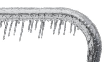 Metal buz çitinin bir kısmı izole edilmiş beyaz zemin üzerinde çalışıyor.