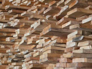 Büyük bir yığın tahtalar yığılmış.