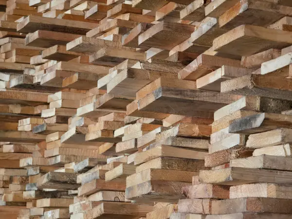 Büyük bir yığın tahtalar yığılmış.