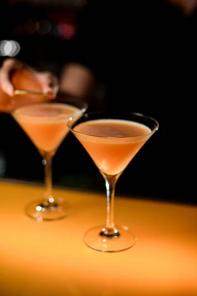 Enfoque Selectivo Vasos Martini Transparentes Con Sabroso Cóctel Firma Alcohólica — Foto de Stock