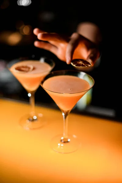 Foco Seletivo Copos Martini Transparentes Com Saboroso Coquetel Assinatura Alcoólica — Fotografia de Stock