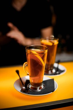 Uzun şeffaf bardakların, barın üstünde limonlu çay ile yakın plan görüntüsü.