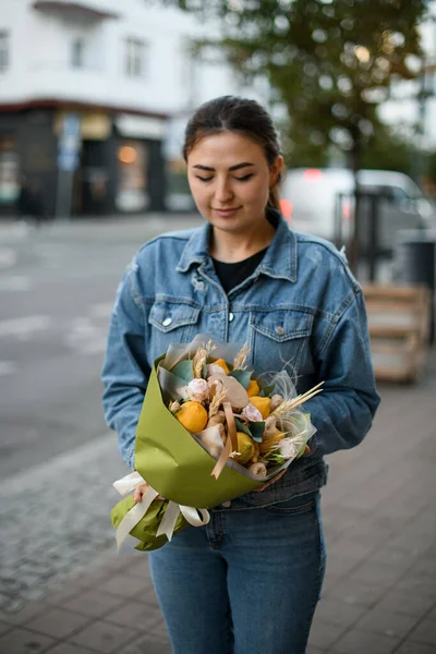 Stilig Kvinna Håller Vacker Kreativ Bukett Med Ros Blommor Och — Stockfoto