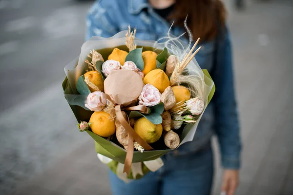 Close Buquê Criativo Com Flores Rosa Frutas Limão Raiz Gengibre — Fotografia de Stock