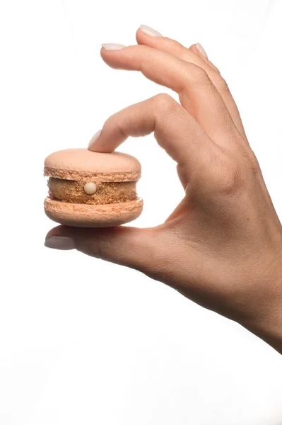 Die Weibliche Hand Hält Präzise Süße Bunte Französische Macarons Auf — Stockfoto
