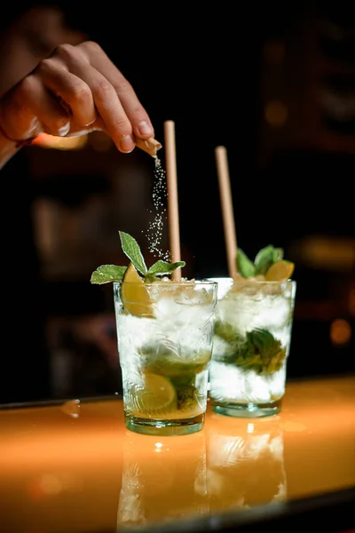 Mãos Barman Masculino Despeje Açúcar Vidro Transparente Com Coquetel Mojito — Fotografia de Stock