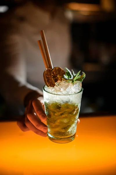 Close Van Transparant Glas Met Iced Mojito Cocktail Met Drinkstro — Stockfoto