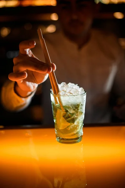 Gros Plan Verre Transparent Avec Cocktail Mojito Glacé Main Barman — Photo