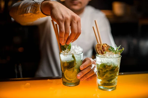 Hand Eines Männlichen Barkeepers Schmückt Säuberlich Den Kalten Cocktail Mit — Stockfoto