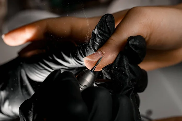 프로세스 하드웨어 매니큐어의 장갑을 다루는 조류학자는 커터칼을 고객의 손톱을 바로잡는 — 스톡 사진