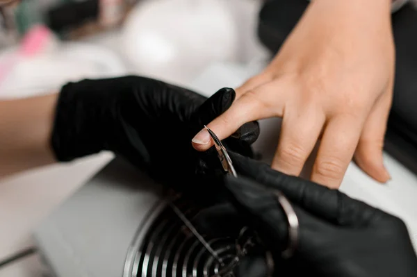 Zbliżenie Procesu Manicure Cięcie Naskórka Palcu Małymi Nożyczkami Paznokci Dłonie — Zdjęcie stockowe